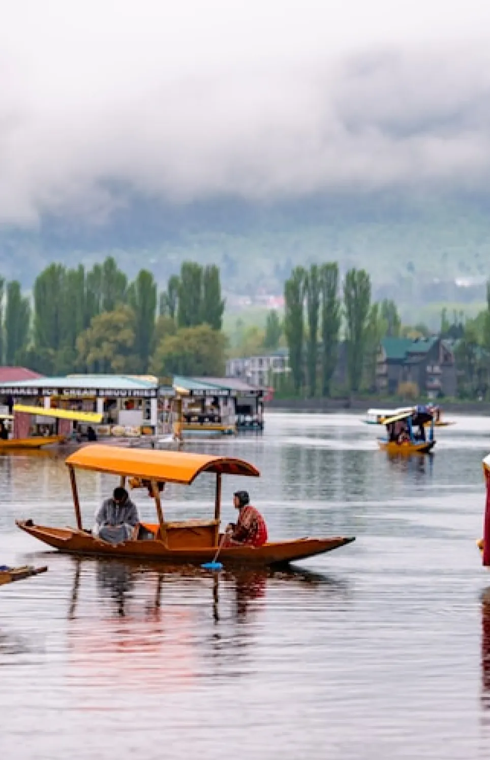 Kashmir lake with shikaras for Kashmir Through AR